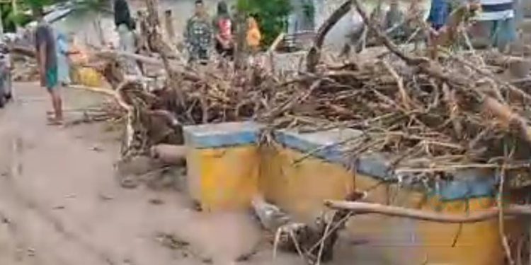 Ratusan jiwa terdampak bencana banjir bandang di Desa Huangobotu Cs dan sekitarnya, Senin malam (21-10-2024).