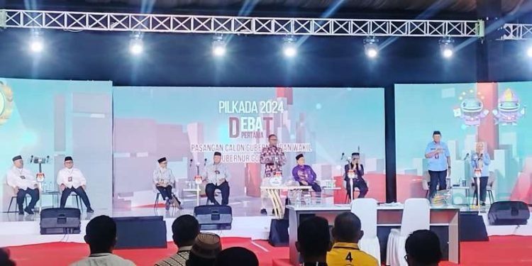 Keempat pasangan calon saling menyampaikan visi dan misi serta programnya saat Debat di Grand Sumberia Ballroom, Jumat (20-10-2024). 