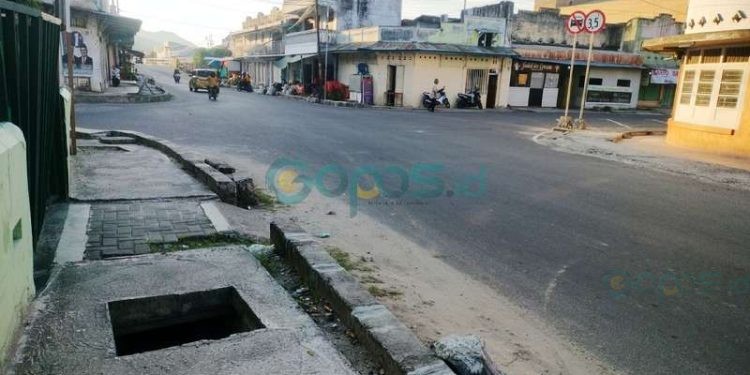 Kejadian pejalan kaki yang terjatuh di lubang trotoar di Kota Gorontalo ternyata bukan hanya sekali.