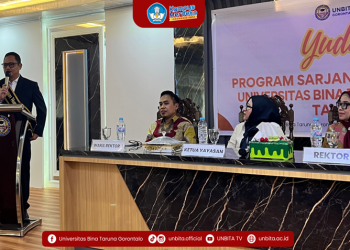 Ketua DPRD Kota Gorontalo Irwan Hunawa yang menjadi peserta yudisium gelombang pertama TA 2024/2025 saat menyampaikan pesan dan kesan selama mengenyam pendidikan di Universitas Bina Taruna (UNBITA) Gorontalo.(Foto UNBITA)
