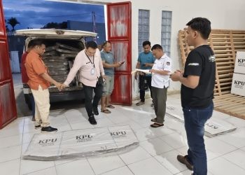 Pemeriksaan bilik suara di KPU Boalemo yang sudah dinyatakan lengkap dan siap menggelar Pilkada Serentak.