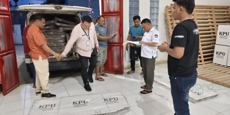 Pemeriksaan bilik suara di KPU Boalemo yang sudah dinyatakan lengkap dan siap menggelar Pilkada Serentak.