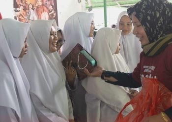 Kegiatan KPU Goes to Pesantren di Hari Santri Nasional diselenggarakan KPU Boalemo dalam rangka meningkatkan partisipasi pemilih pada Pilkada Serentak nanti.(Foto KPU)