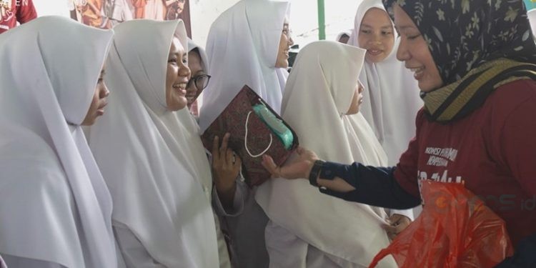Kegiatan KPU Goes to Pesantren di Hari Santri Nasional diselenggarakan KPU Boalemo dalam rangka meningkatkan partisipasi pemilih pada Pilkada Serentak nanti.(Foto KPU)
