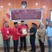 Ketua KPU Gorut Sofyan Jakfar menyerahkan berita acara perubahan nomor urut paslon dalam Pilkada Serentak 2024. (Saprin/hulondalo.id)