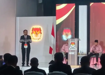 Ketua KPU Gorut Sofyan Jakfar saat membuka debat perdana, bertempat di Graha Anbril Kwandang, Senin malam (28/10/2024).