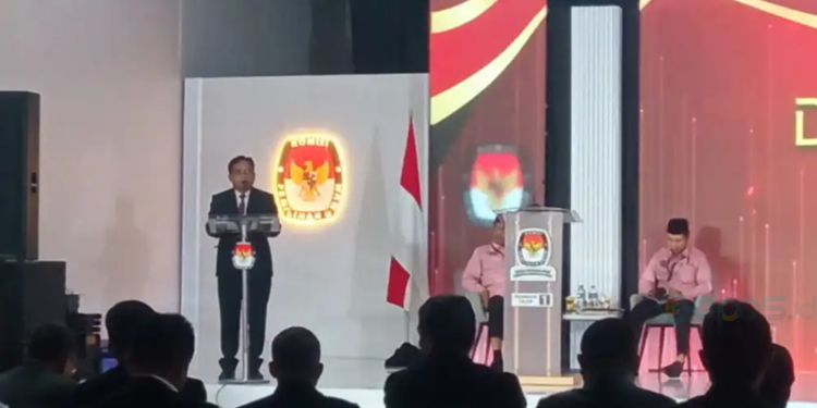 Ketua KPU Gorut Sofyan Jakfar saat membuka debat perdana, bertempat di Graha Anbril Kwandang, Senin malam (28/10/2024).
