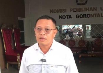 Komisioner KPU Kota Gorontalo Junaidi Yusrin saat memberikan klarifikasi kepada sejumlah wartawan, Senin (7/10/2024).