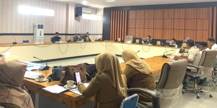 Rapat kerja Komisi I bersama Dinas Pendidikan Kota Gorontalo di Aula III DPRD Kota Gorontalo, Selasa (15/10/2024).(Foto Rama/Gopos)
