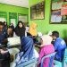 Petugas Dinas Kependudukan dan Pencatatan Sipil Kabupaten Bone Bolango saat memberikan layanan dokumen kependudukan kepada warga. (Foto Istimewa)