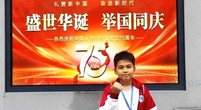 Azzam Putra Krismala siswa asal Madrasah Ibtidaiyah Muhammadiyah (MIM) Kota Unggulan saat mengikuti International Mathematics and Sciense Olympiade di China beberapa waktu lalu (Foto: Dok Pribadi)