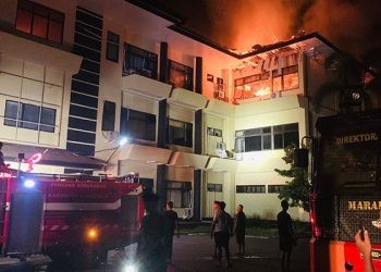 Petugas pemadam kebakaran berusaha memadamkan kebakaran yang melanda gedung Mapolda Gorontalo