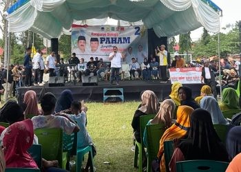 Calon Wakil Gubernur Gorontalo nomor urut 1 Marten Taha saat berorasi pada kampanye pasangan Rum Pagau-Lahmudin Hambali (PAHAM) di Kecamatan Dulupi, Boalemo, Senin (21/10/2024).