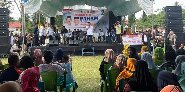 Calon Wakil Gubernur Gorontalo nomor urut 1 Marten Taha saat berorasi pada kampanye pasangan Rum Pagau-Lahmudin Hambali (PAHAM) di Kecamatan Dulupi, Boalemo, Senin (21/10/2024).