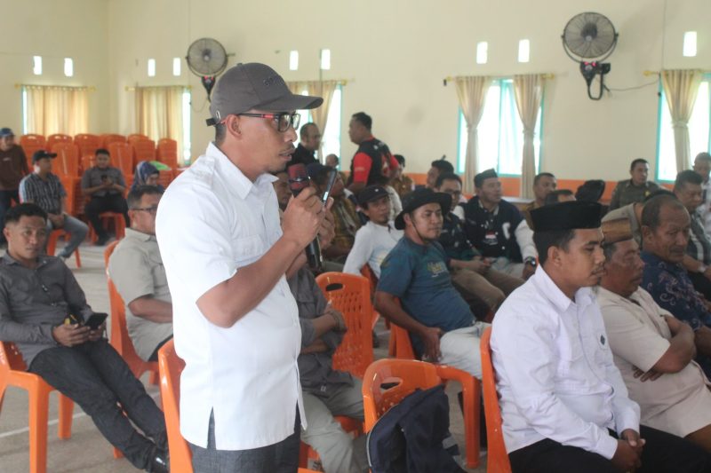 Masyarakat Kecamatan Bonepantai saat menyampaikan aspirasi terkait aktivitas pertambangan PT. Celebes Bone Mineral, Selasa (22/10/2024). (Foto Yudi/Prokopim)