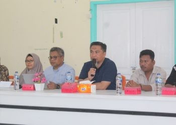 Pjs Bupati Bone Bolango Budiyanto Sidiki didampingi Ketua DPRD Bone Bolango, Faisal Yunus dan Pj Sekda Aznan Nadjamudin serta pihak terkait saat memberikan arahan terkait aktivitas pertambangan di Kecamatan Bonepantai, Selasa (22/10/2024). (Foto Yudi/Prokopim)