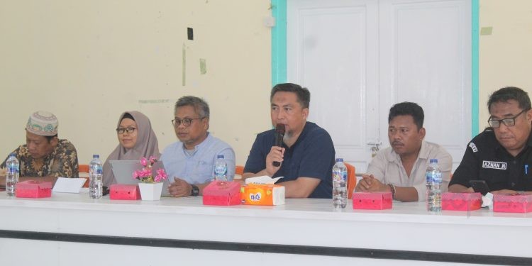Pjs Bupati Bone Bolango Budiyanto Sidiki didampingi Ketua DPRD Bone Bolango, Faisal Yunus dan Pj Sekda Aznan Nadjamudin serta pihak terkait saat memberikan arahan terkait aktivitas pertambangan di Kecamatan Bonepantai, Selasa (22/10/2024). (Foto Yudi/Prokopim)