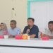 Pjs Bupati Bone Bolango Budiyanto Sidiki didampingi Ketua DPRD Bone Bolango, Faisal Yunus dan Pj Sekda Aznan Nadjamudin serta pihak terkait saat memberikan arahan terkait aktivitas pertambangan di Kecamatan Bonepantai, Selasa (22/10/2024). (Foto Yudi/Prokopim)