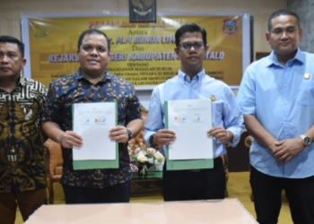 Direktur RSUD MM Dunda Limboto, Alaludin Lapananda dan Kepala Kejaksaan Negeri Kabuapaten Gorontalo, Abivianto Syaifulloh bersama Sekretaris Daerah Kabupaten Gorontalo, Haris Tome saat penandatanganan MoU.
