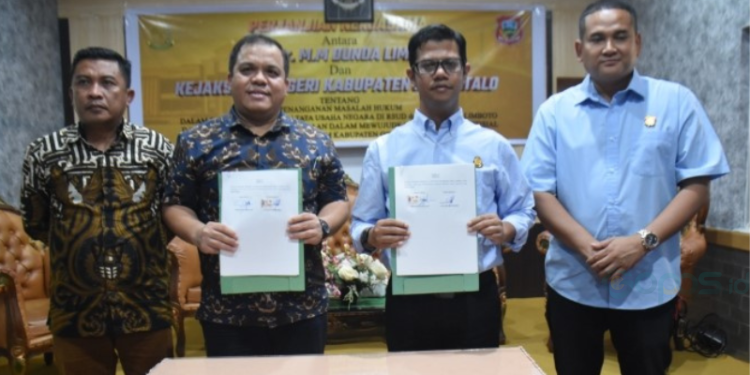 Direktur RSUD MM Dunda Limboto, Alaludin Lapananda dan Kepala Kejaksaan Negeri Kabuapaten Gorontalo, Abivianto Syaifulloh bersama Sekretaris Daerah Kabupaten Gorontalo, Haris Tome saat penandatanganan MoU.