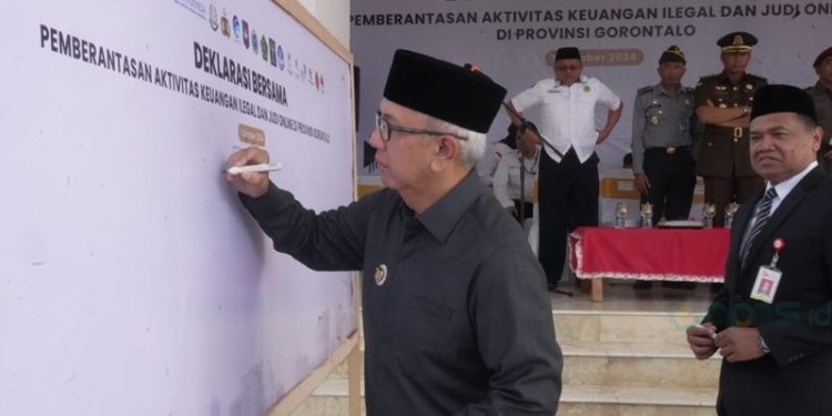 Pemprov Gorontalo Deklarasi Pemberantasan Aktivitas Keuangan Ilegal dan Judi Online deklarasi pemberantasan akvitas keuangan ilegal dan judi online yang ditandai dengan penandatanganan bersama, Selasa (1/10/2024).(Foto Valen)