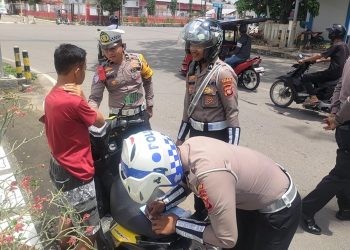 Satlantas Polres Pohuwato melakukan penindakan terhadap pengendara motor tidak menggunakan helm. (F. Satlantas)