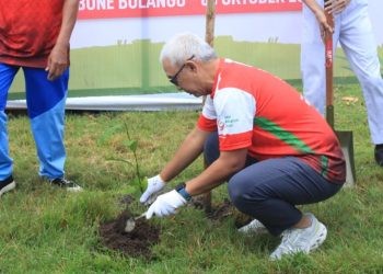 Pj Gubernur Gorontalo Rudy Salahuddin turut mengawali penanaman 1.000 pohon dalam rangka HUT PMI ke 79.(Foto Sari gopos)