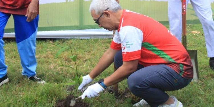 Pj Gubernur Gorontalo Rudy Salahuddin turut mengawali penanaman 1.000 pohon dalam rangka HUT PMI ke 79.(Foto Sari gopos)