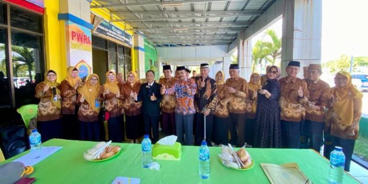 Bupati Gorontalo, Nelson Pomalingo saat meresmikan sekretariat PWRI. Foto Humas
