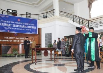 Pjs Bupati Bone Bolango, Budiyanto Sidiki saat melantik dan mengambil sumpah Reflin Buata sebagai Pj Sekda Bone Bolango di Lobby Utama Kantor Bupati, Senin (28/10/2024). (F. Yudi/Prokopim)