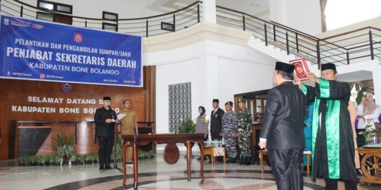 Pjs Bupati Bone Bolango, Budiyanto Sidiki saat melantik dan mengambil sumpah Reflin Buata sebagai Pj Sekda Bone Bolango di Lobby Utama Kantor Bupati, Senin (28/10/2024). (F. Yudi/Prokopim)