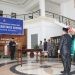 Pjs Bupati Bone Bolango, Budiyanto Sidiki saat melantik dan mengambil sumpah Reflin Buata sebagai Pj Sekda Bone Bolango di Lobby Utama Kantor Bupati, Senin (28/10/2024). (F. Yudi/Prokopim)