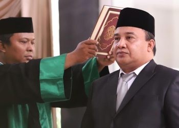 Pj Sekda Bone Bolango, Reflin Buata saat dilantik dan diambil sumpah oleh Penjabat Sementara Bupati Bone Bolango, Budiyanto Sidiki di Lobby Utama Kantor Bupati, Senin (28/10/2024). (F. Yudi/Prokopim)