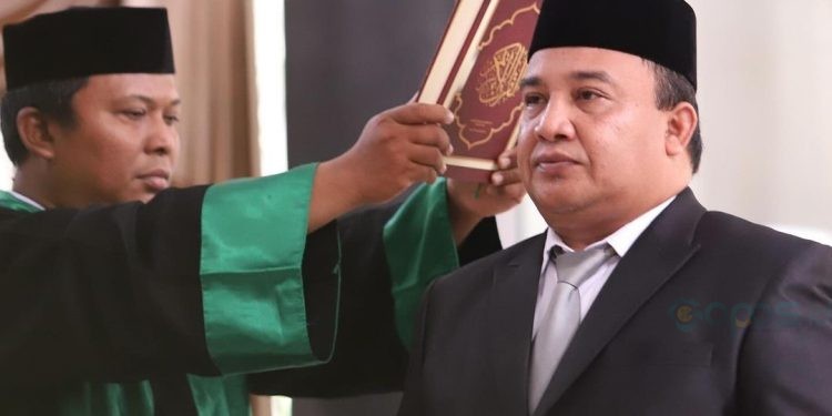 Pj Sekda Bone Bolango, Reflin Buata saat dilantik dan diambil sumpah oleh Penjabat Sementara Bupati Bone Bolango, Budiyanto Sidiki di Lobby Utama Kantor Bupati, Senin (28/10/2024). (F. Yudi/Prokopim)