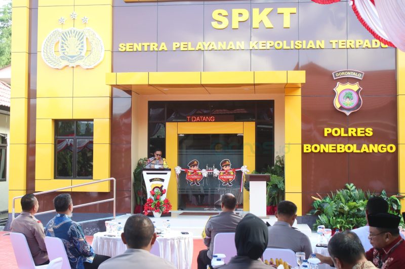 Kapolda Gorontalo, Irjen Pol Pudji Prasetijanto Hadi saat memberikan sambutan pada kegiatan peresmian Gedung SPKT Polres Bone Bolango, Rabu (2/10/2024). (Foto Yudi/Prokopim)