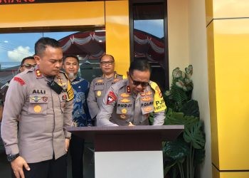 Kapolda Gorontalo, Irjen Pol Pudji Prasetijanto Hadi saat menandatangani prasasti peresmian Gedung SPKT Polres Bone Bolango, Rabu (2/10/2024). (Foto Indra/Gopos)