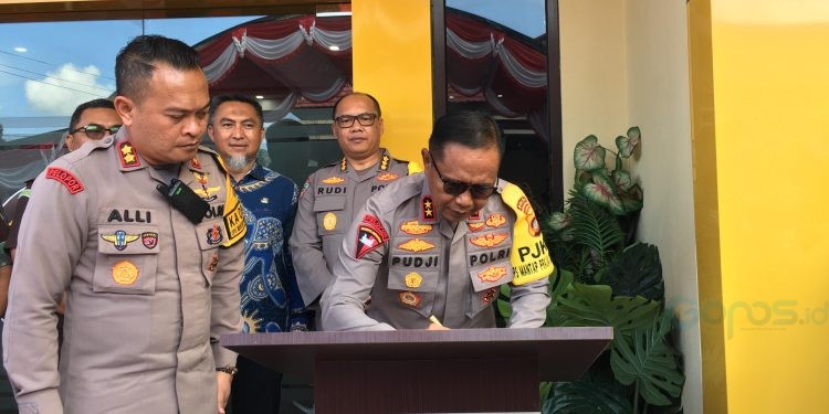 Kapolda Gorontalo, Irjen Pol Pudji Prasetijanto Hadi saat menandatangani prasasti peresmian Gedung SPKT Polres Bone Bolango, Rabu (2/10/2024). (Foto Indra/Gopos)