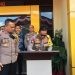 Kapolda Gorontalo, Irjen Pol Pudji Prasetijanto Hadi saat menandatangani prasasti peresmian Gedung SPKT Polres Bone Bolango, Rabu (2/10/2024). (Foto Indra/Gopos)