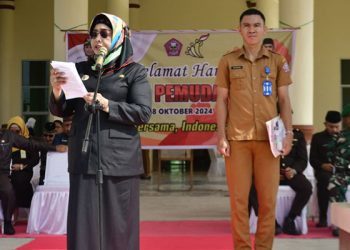 Plt Bupati Pohuwato, Suharsi Igirisa, memberikan sambutan hari sumpah pemuda ke 96, berlangsung di halaman kantor Bupati sementara, Senin (28/10/2024) (Iwan Karim)