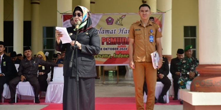 Plt Bupati Pohuwato, Suharsi Igirisa, memberikan sambutan hari sumpah pemuda ke 96, berlangsung di halaman kantor Bupati sementara, Senin (28/10/2024) (Iwan Karim)