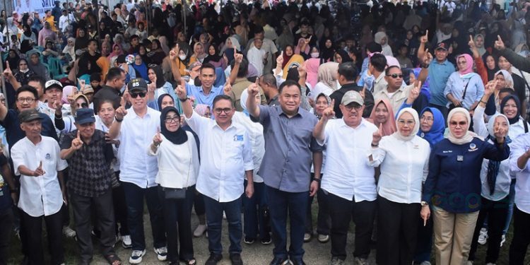 Ketua DPW Partai NasDem Gorontalo Rachmat Gobel turun langsung pada kampanye pasangan calon Gubernur dan Wakil Gubernur Gorontalo Tonny Uloli dan Marten Taha di Kabupaten Gorontalo Utara, Jumat (11/10/2024)