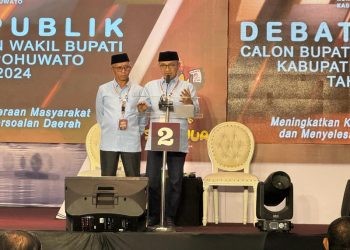 Pasangan calon Bupati dan Wakil Bupati Pohuwato Saipul Mbuinga dan Iwan Adam saat debat perdana, Minggu (27/10/2024).