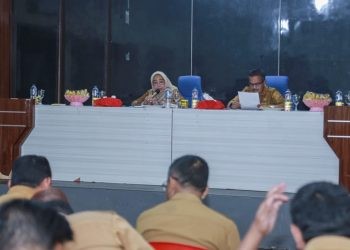 Plt Bupati Pohuwato, Suharsi Igirisa, memberikan sambutan rapat pimpinan dan evaluasi kinerja Pemda Pohuwato, berlangsung di Aula dinas PUPR Pohuwato, Selasa (1/10/2024) (Foto Humas Iwan Karim)