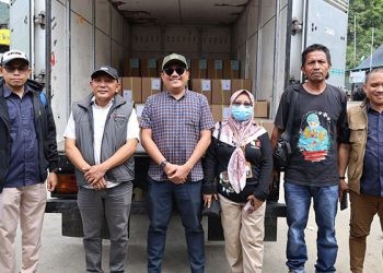 Ketua KPU Kota Gorontalo, Mario S Nurkamiden bersama Sekretaris KPU Kota, Aniki Suleman, dan Bawaslu Kota Gorontalo menerima kedatangan surat suara Pilkada 2024