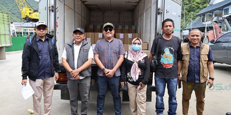 Ketua KPU Kota Gorontalo, Mario S Nurkamiden bersama Sekretaris KPU Kota, Aniki Suleman, dan Bawaslu Kota Gorontalo menerima kedatangan surat suara Pilkada 2024
