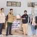 Kepala Sub Bagian (Kasubag) Umum KPU Kabupaten Gorontalo bersama staf kepegawaian saat menerima logistik surat suara.