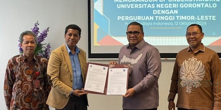 Rektor UNG Eduart Wolok usai menandatangani nota kesepahaman atas kerjasama dengan 10 perguruan tinggi di Timor Leste dalam rangka pengembangan SDM.(Foto UNG)