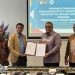 Rektor UNG Eduart Wolok usai menandatangani nota kesepahaman atas kerjasama dengan 10 perguruan tinggi di Timor Leste dalam rangka pengembangan SDM.(Foto UNG)