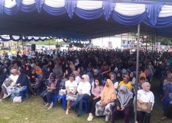Ribuan warga Kota Gorontalo saat menghadiri kampanye dialogis pasangan calon Gubernur dan Wakil Gubernur Gorontalo Tonny Uloli dan Marten Taha, Kamis (3/10/2024).