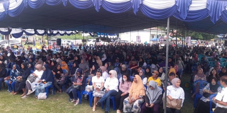Ribuan warga Kota Gorontalo saat menghadiri kampanye dialogis pasangan calon Gubernur dan Wakil Gubernur Gorontalo Tonny Uloli dan Marten Taha, Kamis (3/10/2024).